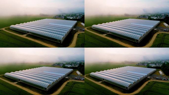 空中无人机拍摄的温室在天空下的农业景观