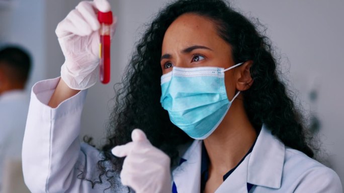 口罩、血液检测和实验室科学家进行疫苗研究分析、科学考试或健康检查。医生或女医务人员携带covid -