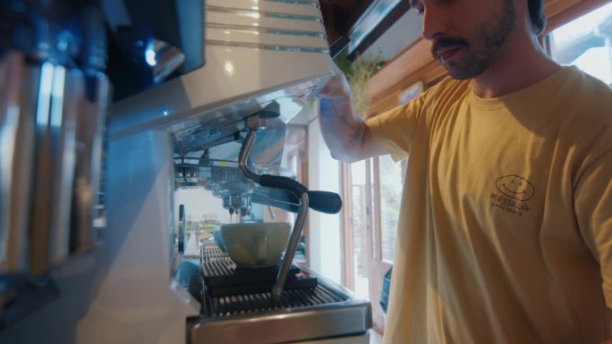 弗洛里亚诺波利斯，巴西——2022年8月:咖啡师在咖啡馆里准备咖啡。员工在一家真正的咖啡馆准备卡布奇