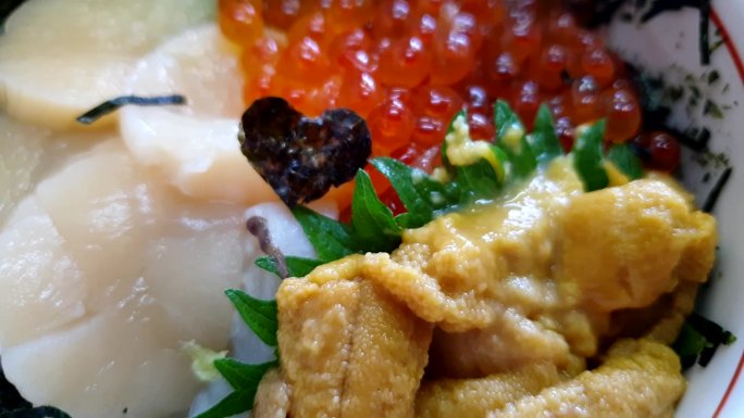 北海道生海鲜米饭配以扇贝、海胆和三文鱼籽热uni ikura 4k
