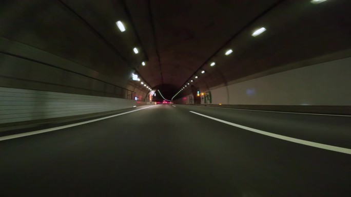 半夜开车穿过高速公路隧道