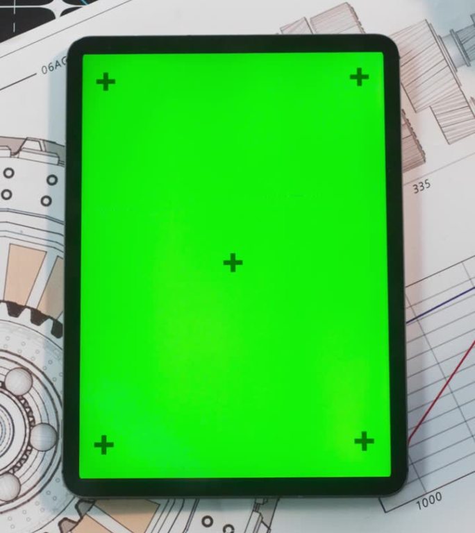 垂直屏幕:平板电脑的顶部向下视图与模拟绿色屏幕显示。工程机构内垂直放置在桌子上的设备。在线学习和教程