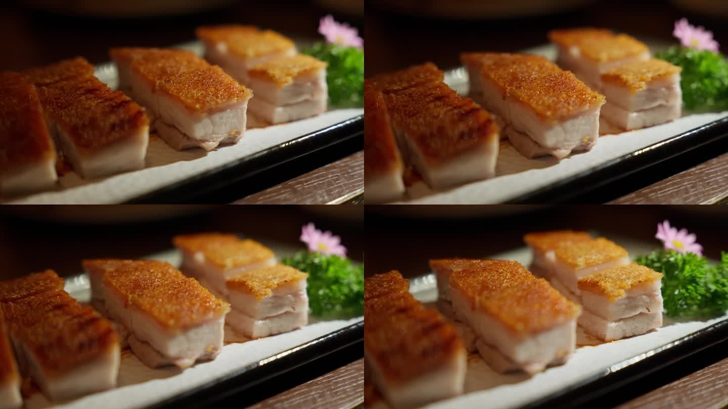 用中国香脆猪肉体验奢华的缩影。酥脆的皮和嫩滑的肉完美平衡，这道美味佳肴是烹饪的杰作