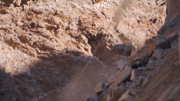 喜马偕尔邦马纳利发生山体滑坡，岩石从山上落下的慢镜头。季风期间山区的自然灾害。喜马拉雅山的灾难。