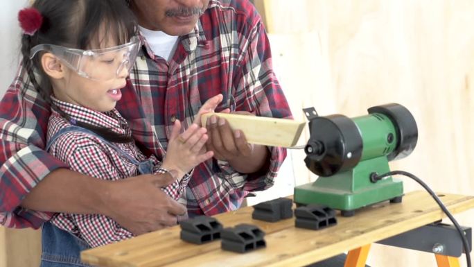 木匠家庭生活方式活动理念，经验丰富的老木工传授知识给他的家人享受良好的关系，爱好和可爱的孙女一起玩耍