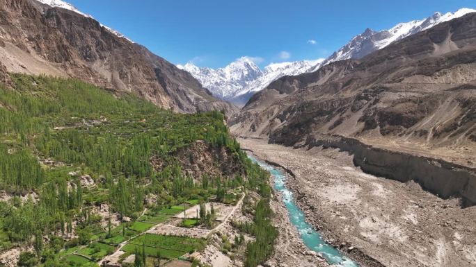巴基斯坦北部吉尔吉特-巴尔蒂斯坦罕萨山谷的河流和喀喇昆仑山脉的空中无人机日出景观。