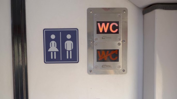 4K镜头的厕所入口，闪烁的霓虹灯和男女标志在火车上的板。