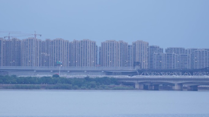 高速列车行驶在城市大桥上