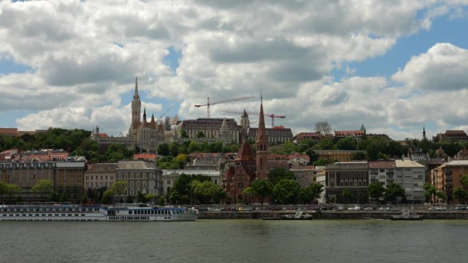 多瑙河西岸，渔夫堡和蓝天白云在晴朗的春天在布达佩斯，匈牙利。