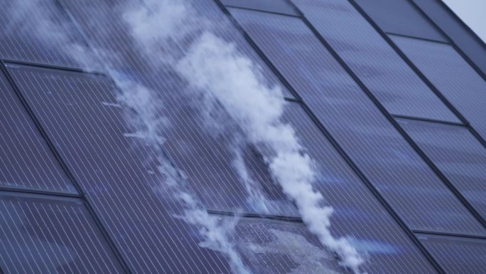 测试防火太阳能板的高热安全性和耐久性。灭火
