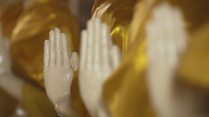 披着金黄色袈裟的佛像的手。