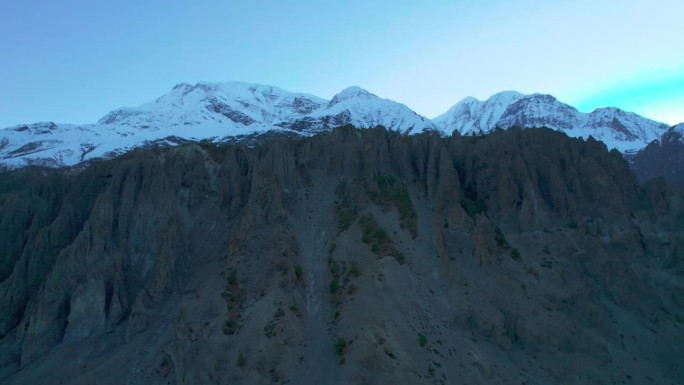 空中近距离拍摄喜马拉雅山脉，雪峰和山后的太阳。雄伟壮丽的尼泊尔喜马拉雅山脉背景。