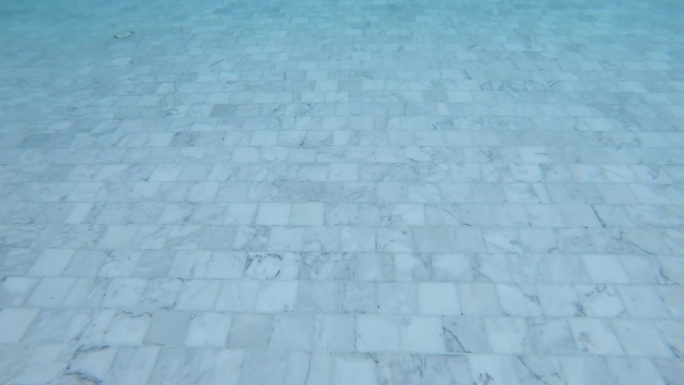 潜入水中的蓝色游泳池，美丽的泳池纹理背景，4K视频场景