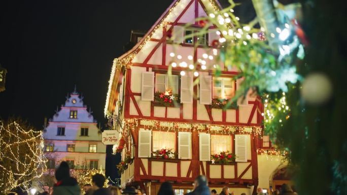 科尔马用圣诞装饰装饰的半木结构房屋