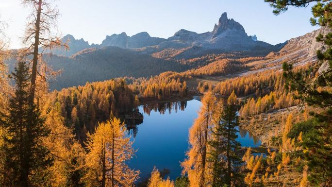 完美的阳光明媚的秋日，在雄伟的蓝色湖在高山上