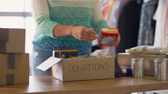 慈善义工在食物银行整理捐款的特写