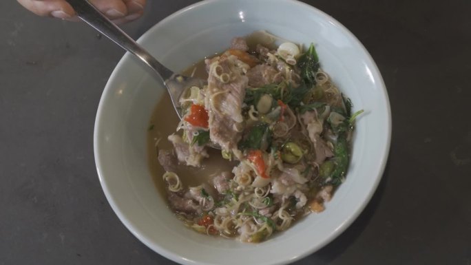靠近水煮和炸泰式猪肉菜单虾酱在白色的碗，准备服务和吃。