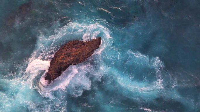 空中无人机拍摄的阿图海滩岩壁日出场景特写。美丽的大自然努沙Penida在巴厘岛，印度尼西亚。旅游暑假