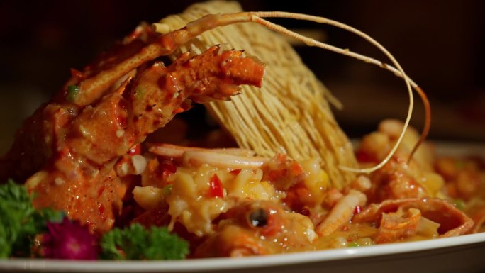 中国龙虾面。多汁的龙虾，煮得恰到好处，依偎在一层美味的面条中，