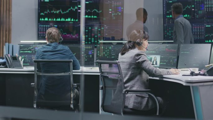 一组商人在电脑上实时监控股票