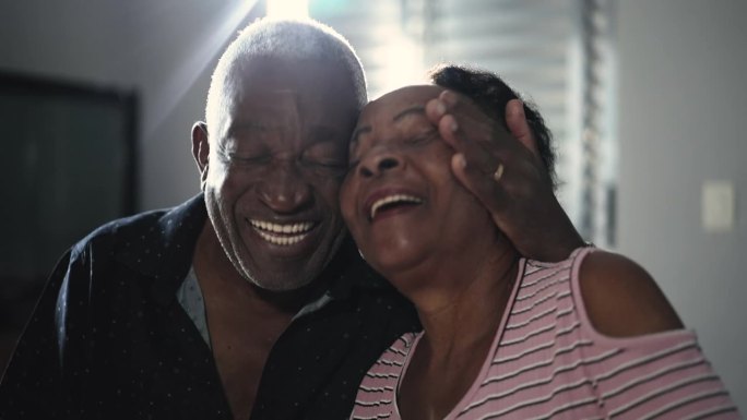 快乐的非裔美国老年夫妻，老年夫妇之间的爱的关系