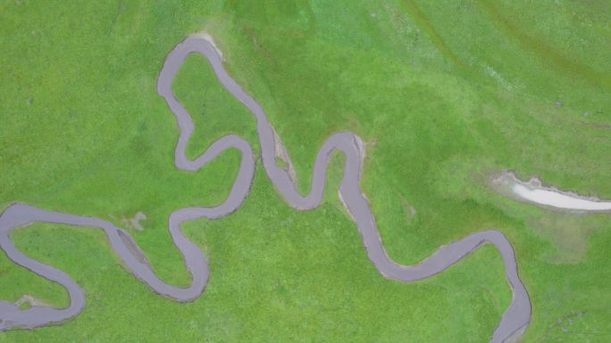 航拍放大的曲曲折折的河流在中国四川省洪原县