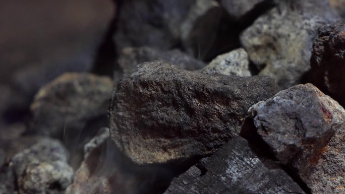 近景:熔炉里燃烧的煤产生的烟雾