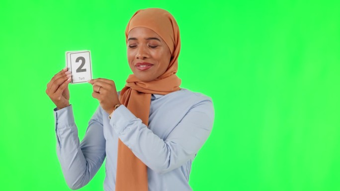 教育，老师和一个阿拉伯妇女在绿色的屏幕上拿着卡片在演播室学习。肖像、图片和学校，一位女教育工作者正在