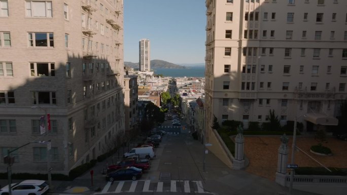 前锋在高楼间飞行。展现沿海城市市镇全景。美国加州旧金山