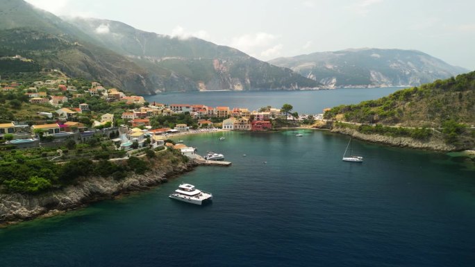 地中海岛屿上美丽小村庄的鸟瞰图