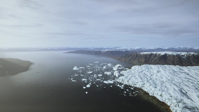冰岛巨大的冰川及其泻湖的美丽鸟瞰图