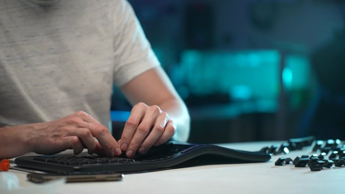 特写镜头，不认识的人组装拆卸键盘后，清理污垢。PC男性用户清洗后插入键盘按键。