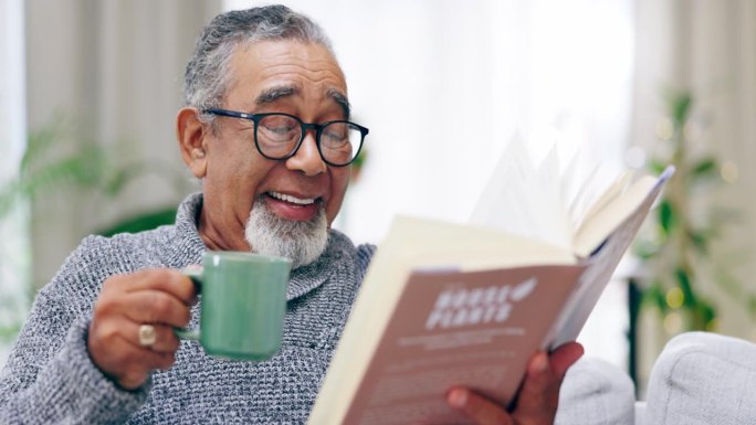 老人，在客厅里喝咖啡，看书;回家，微笑着看故事，小说和知识。快乐的老家伙，喝杯茶，在休息室看书，退休