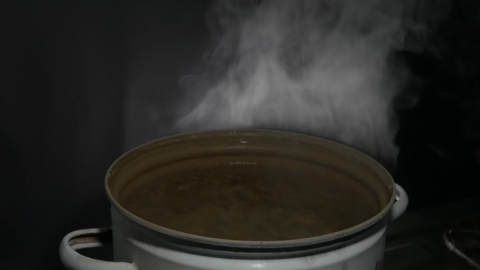 手拿起锅盖的沸水高角度。