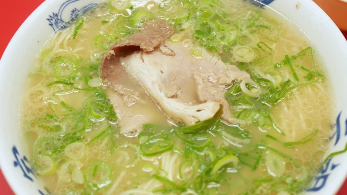 豚骨酱拉面用煮熟的猪肉片和洋葱片。日本国菜拉面碗热汤