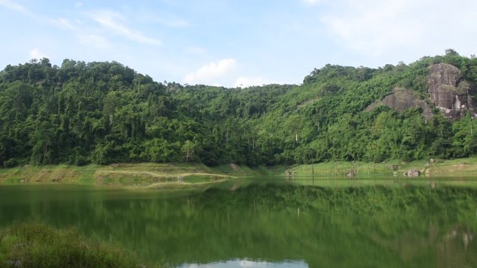 以山为背景的九龙巴生水库湖泊景观