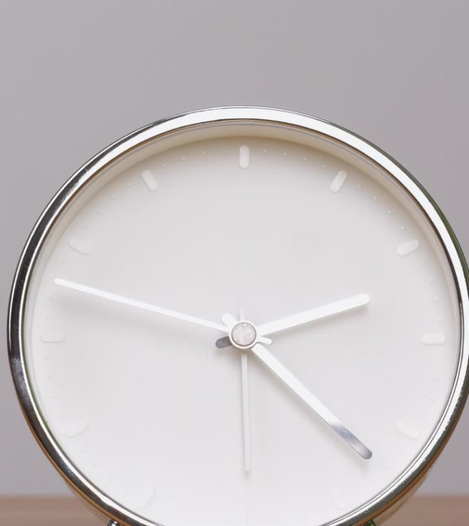 银色闹钟告诉时间2点钟孤立在白色背景。