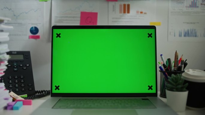笔记本电脑显示器模拟绿屏色度键显示站在桌子上的现代商务办公室