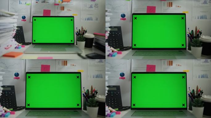 笔记本电脑显示器模拟绿屏色度键显示站在桌子上的现代商务办公室
