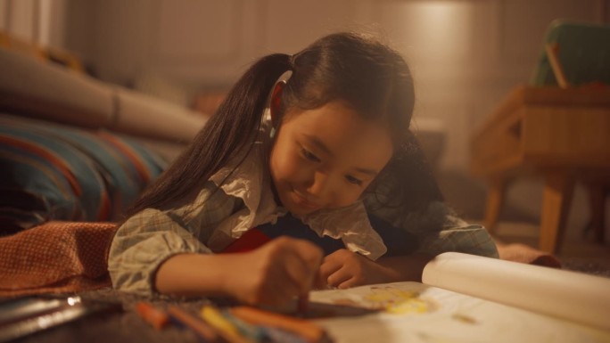 可爱小女孩躺在客厅地板上画的晚照。才华横溢的韩国孩子富有创造力，着色，写作。电影镜头:真实的公寓与温