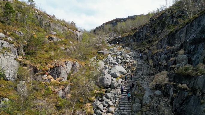 4K无人机拍摄的通往挪威吕瑟峡湾讲坛岩的路径视频。