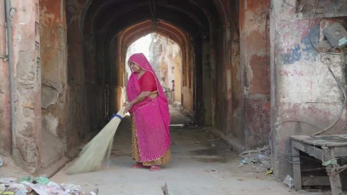 印度妇女在清扫斋浦尔的街道