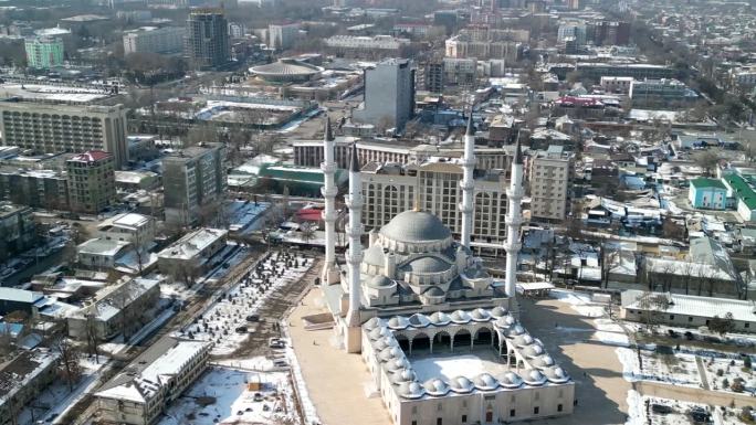 比什凯克中央清真寺伊玛目萨拉赫，无人机侧身飞行射击