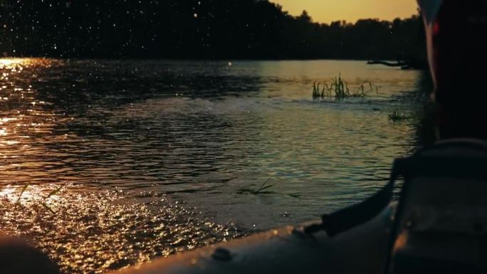 划桨打水，溅起水花。一名女子在平静的河流上划独木舟，迎着夕阳。