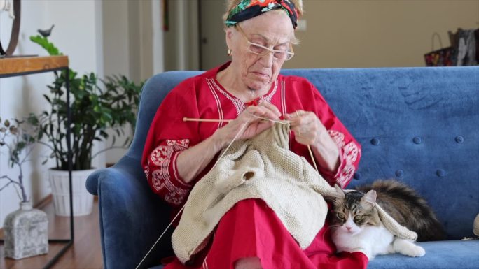 老女人在沙发上织毛衣