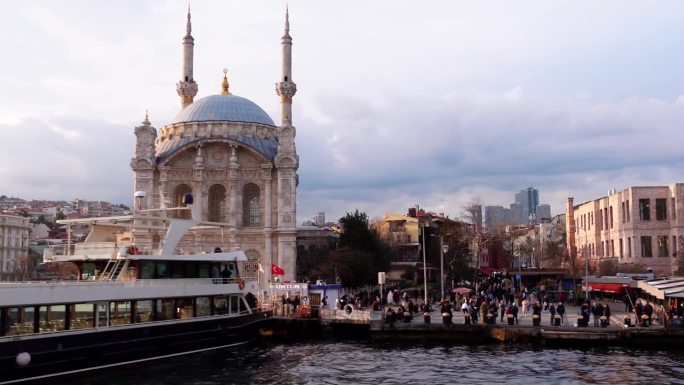 从水上游船上俯瞰伊斯坦布尔蓝色屋顶的清真寺