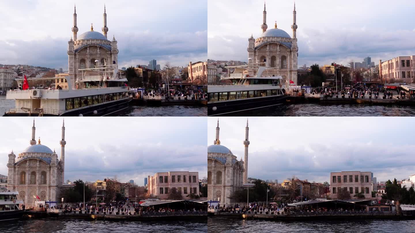 从水上游船上俯瞰伊斯坦布尔蓝色屋顶的清真寺