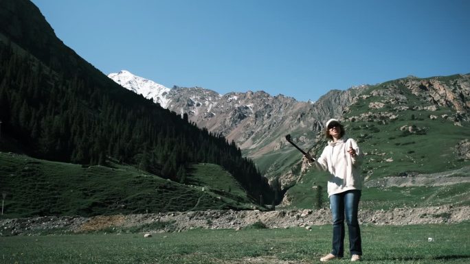 一位女游客正在讲述她在山区的自驾游