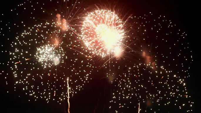 多彩的充满活力的烟花庆祝周年快乐新年2024年，7月4日的节日。五颜六色的烟花在晚上的时间庆祝国庆节
