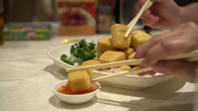 家庭手筷子吃炒豆腐加盐和胡椒素食健康食品香港中国菜4k